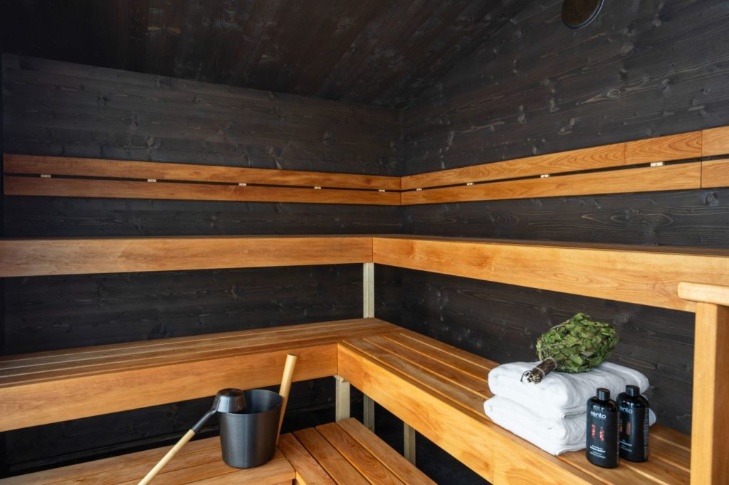 Sauna Genève – Finnish sauna in Geneva - interior with towels, water, aroma, ready for löyly and aufguss