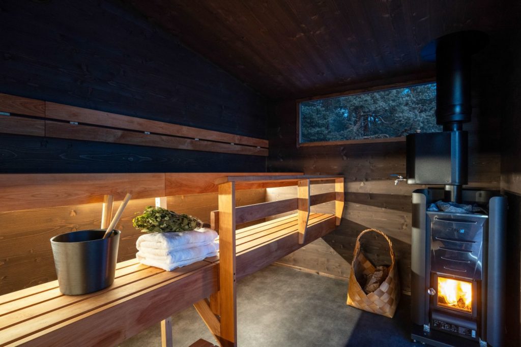 Sauna Genève (Sauna Geneva) provides cozy warmth in winter evenings